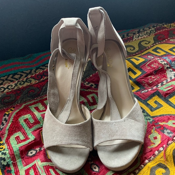 NWOT - Seychelle’s beige suede small platform ankle tie hi heels - Picture 2 of 7